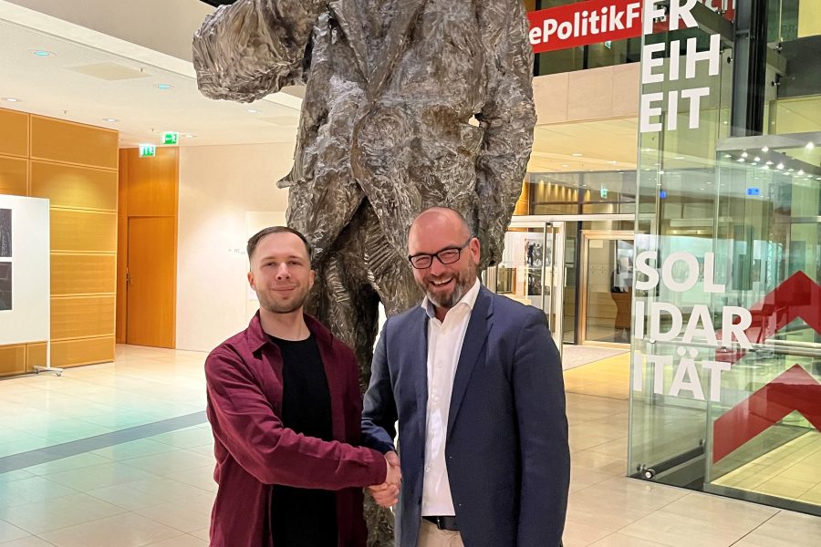 Im Atrium des Willy-Brandt-Hauses in Berlin gratuliert Fabian Reichardt, Landesvorsitzender der SPD-Arbeitsgemeinschaft für Bildung Schleswig-Holstein, Ulf Daude zur Wiederwahl als Bundesvorsitzender der SPD-Arbeitsgemeinschaft für Bildung.
